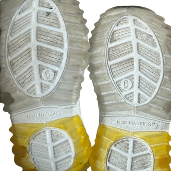 DC Comics Batman Light-Up Sneakers Toddler Size 6 Black Yellow Batmobile Shoes - Picture 7 of 10